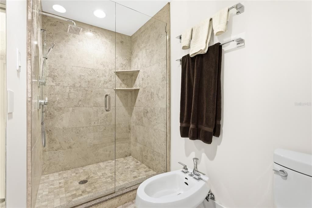 Activo con contrato: $2,399,000 (3 camas, 3 baños, 2780 Pies cuadrados)