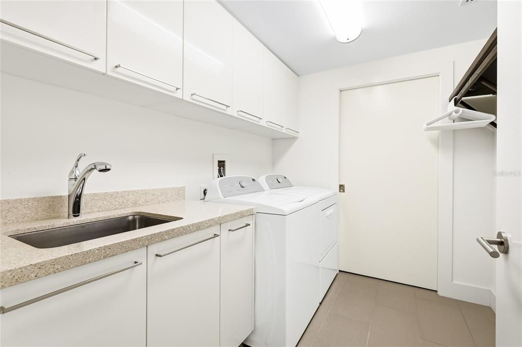 Activo con contrato: $2,399,000 (3 camas, 3 baños, 2780 Pies cuadrados)