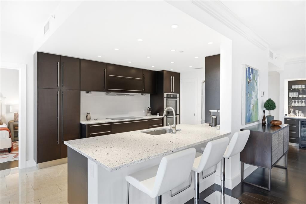 Activo con contrato: $2,399,000 (3 camas, 3 baños, 2780 Pies cuadrados)