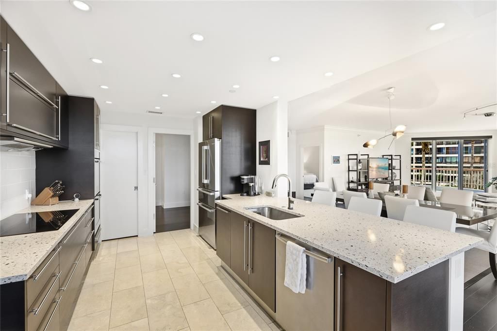 Activo con contrato: $2,399,000 (3 camas, 3 baños, 2780 Pies cuadrados)