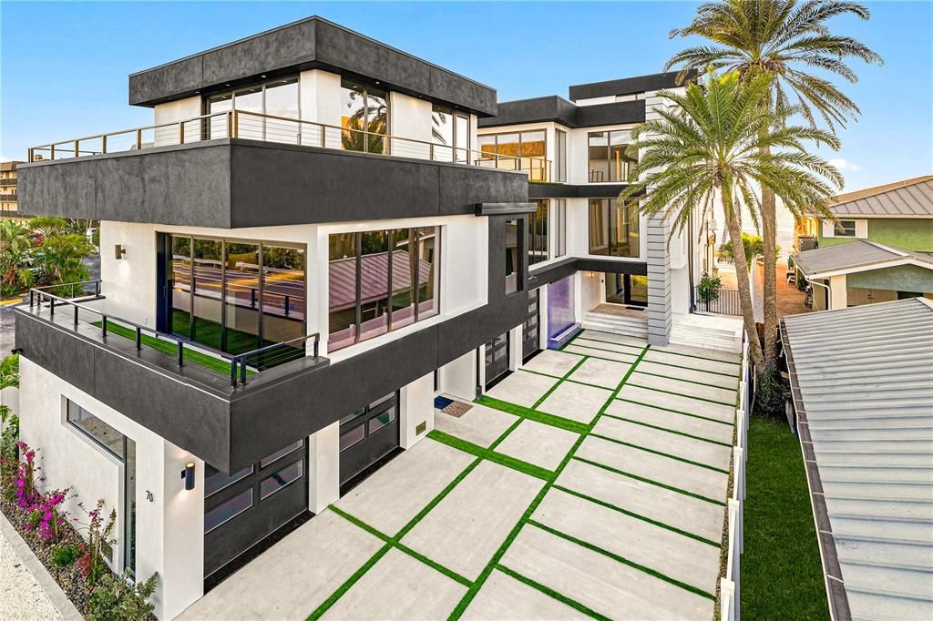 For Sale: $8,950,000 (6 beds, 6 baths, 8042 Square Feet)