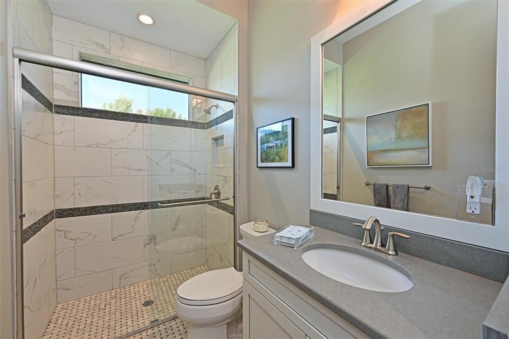 Activo con contrato: $2,850,000 (3 camas, 3 baños, 3669 Pies cuadrados)