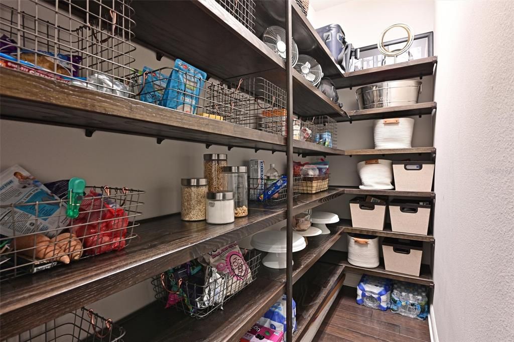 Activo con contrato: $2,850,000 (3 camas, 3 baños, 3669 Pies cuadrados)