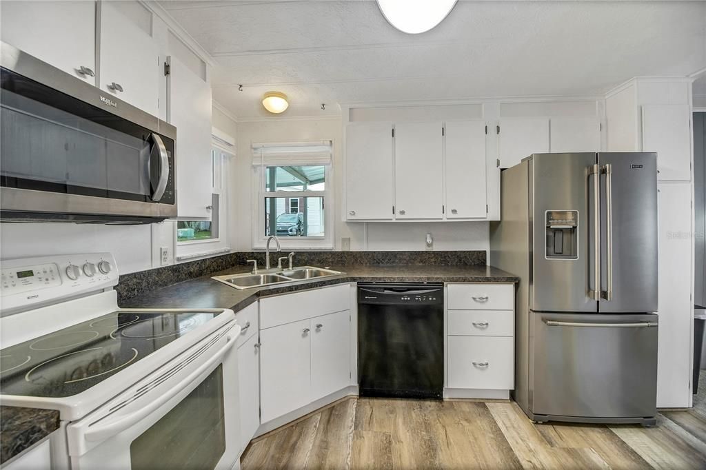 На продажу: $139,997 (2 спален, 2 ванн, 1040 Квадратных фут)
