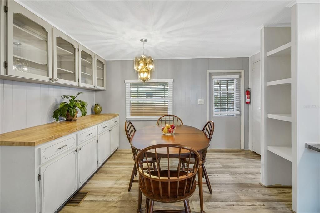 На продажу: $139,997 (2 спален, 2 ванн, 1040 Квадратных фут)