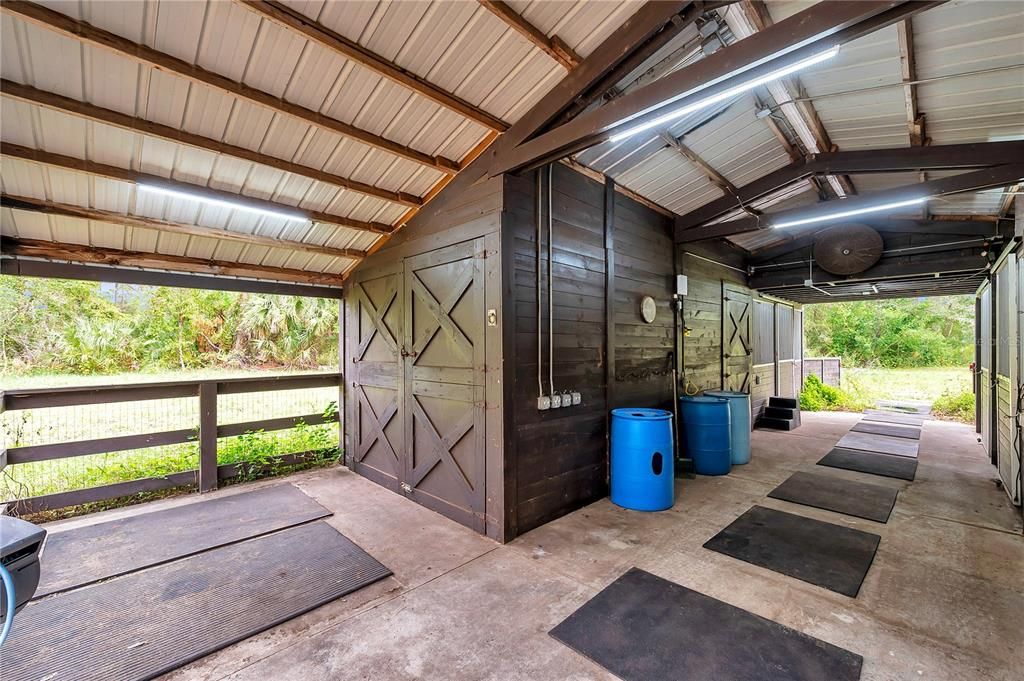 На продажу: $1,950,000 (10.09 acres)