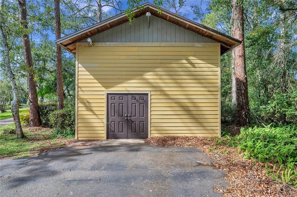 На продажу: $1,950,000 (10.09 acres)