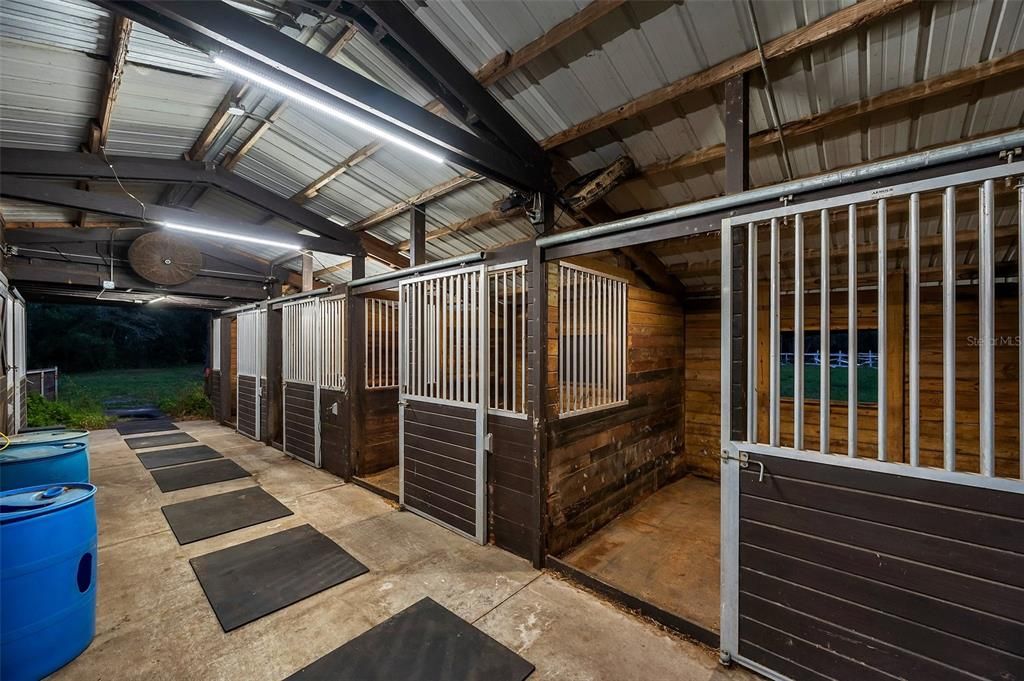На продажу: $1,950,000 (10.09 acres)