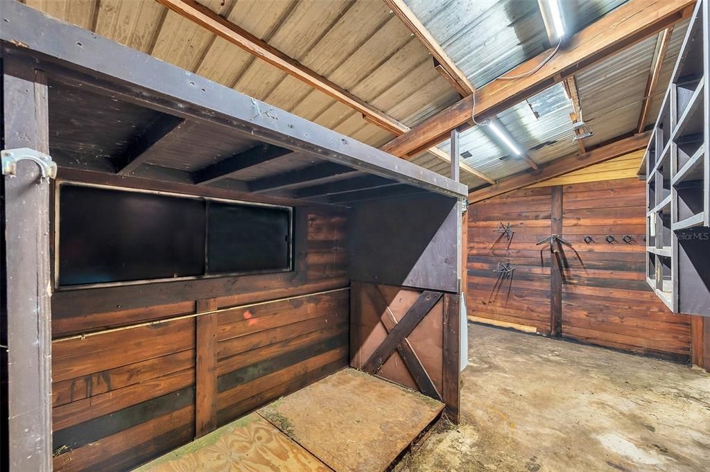 На продажу: $1,950,000 (10.09 acres)