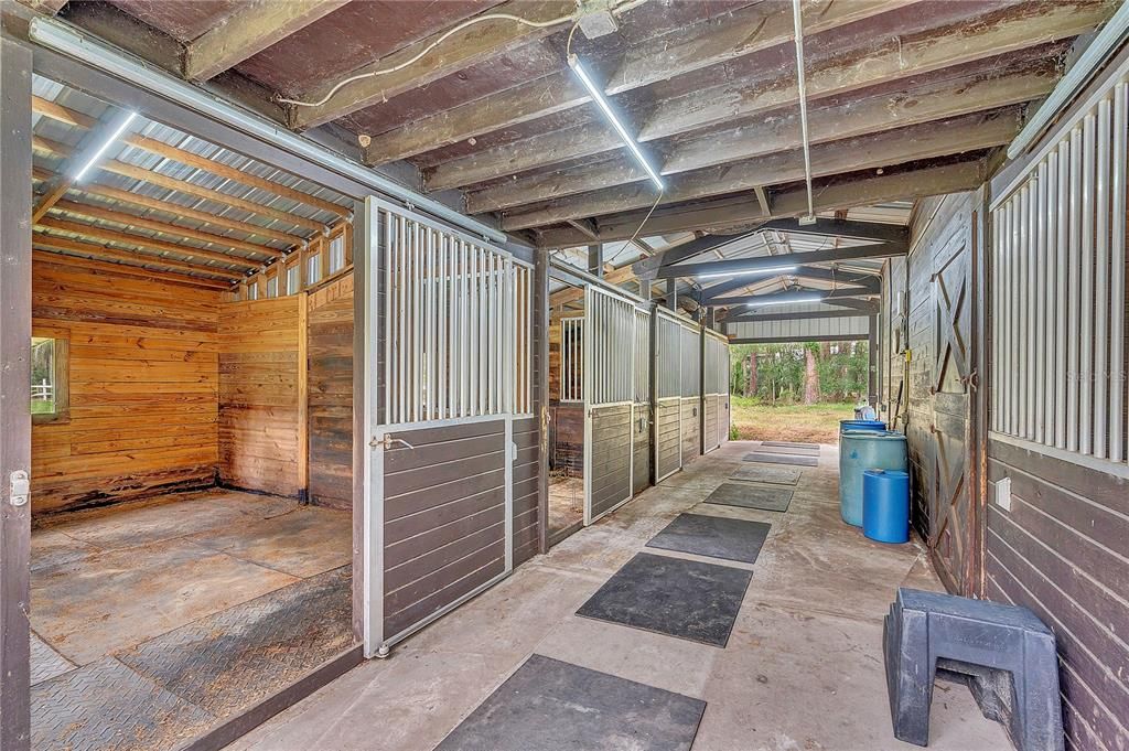 На продажу: $1,950,000 (10.09 acres)
