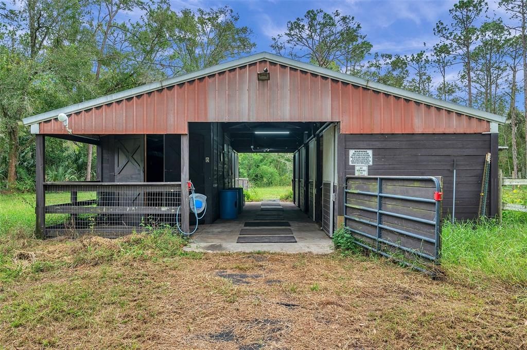 На продажу: $1,950,000 (10.09 acres)