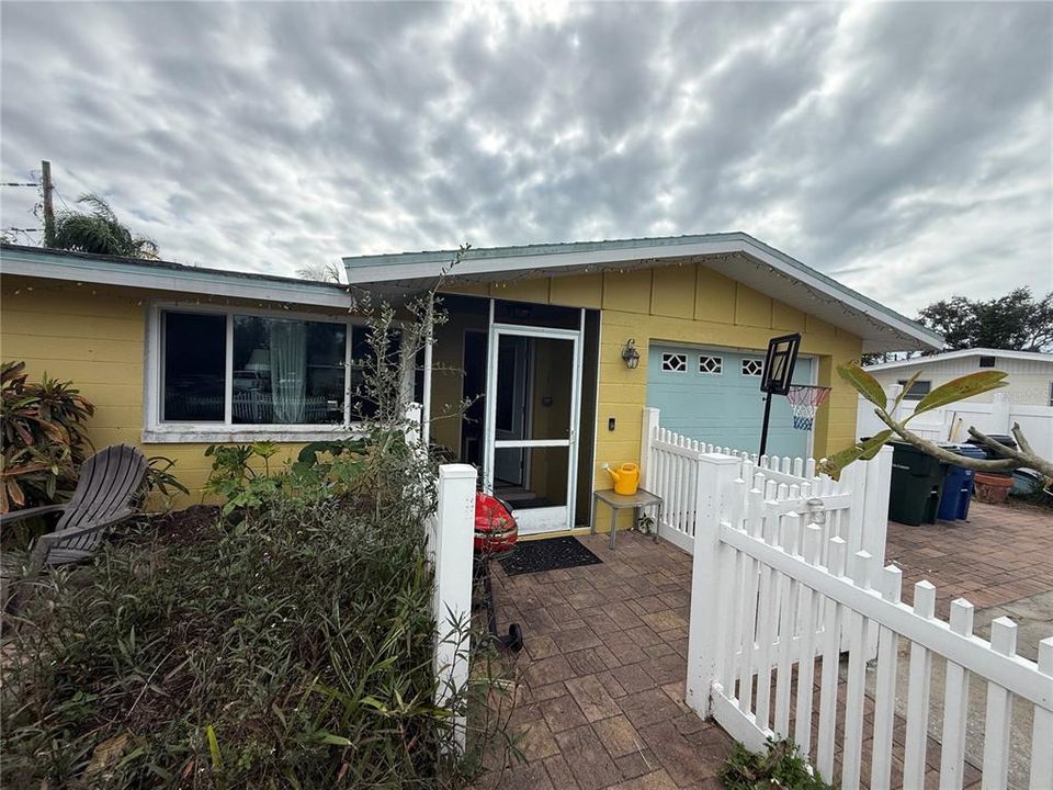Activo con contrato: $225,000 (3 camas, 2 baños, 1077 Pies cuadrados)