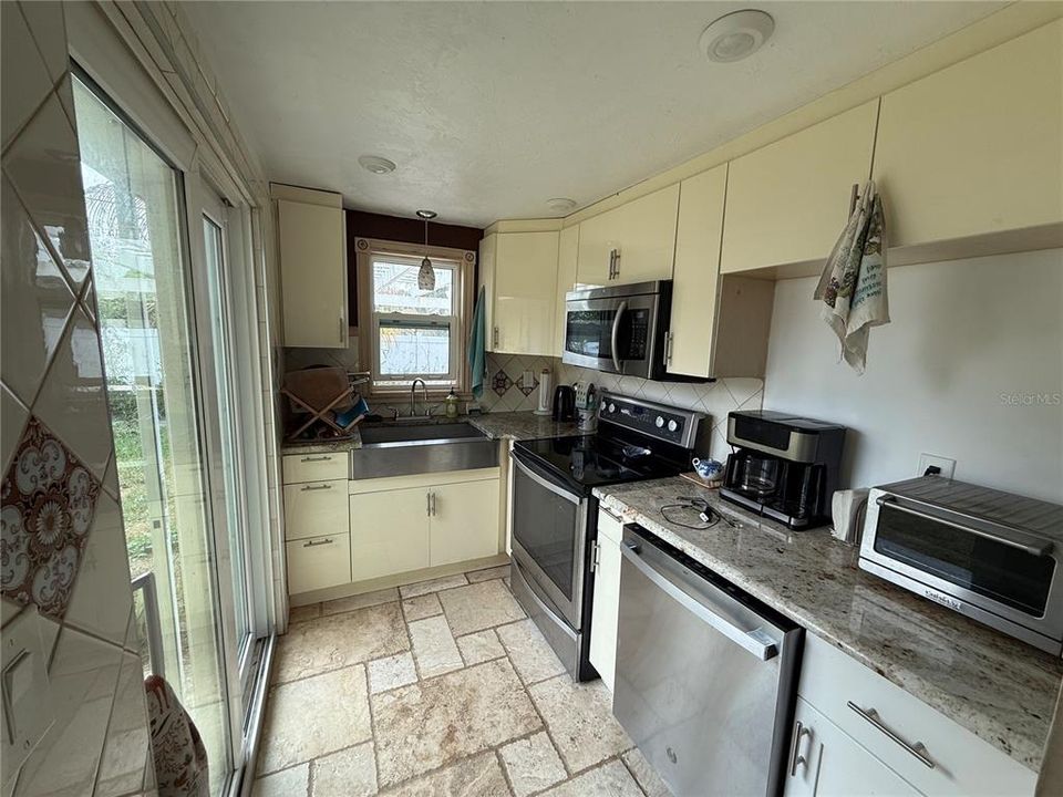 Activo con contrato: $225,000 (3 camas, 2 baños, 1077 Pies cuadrados)