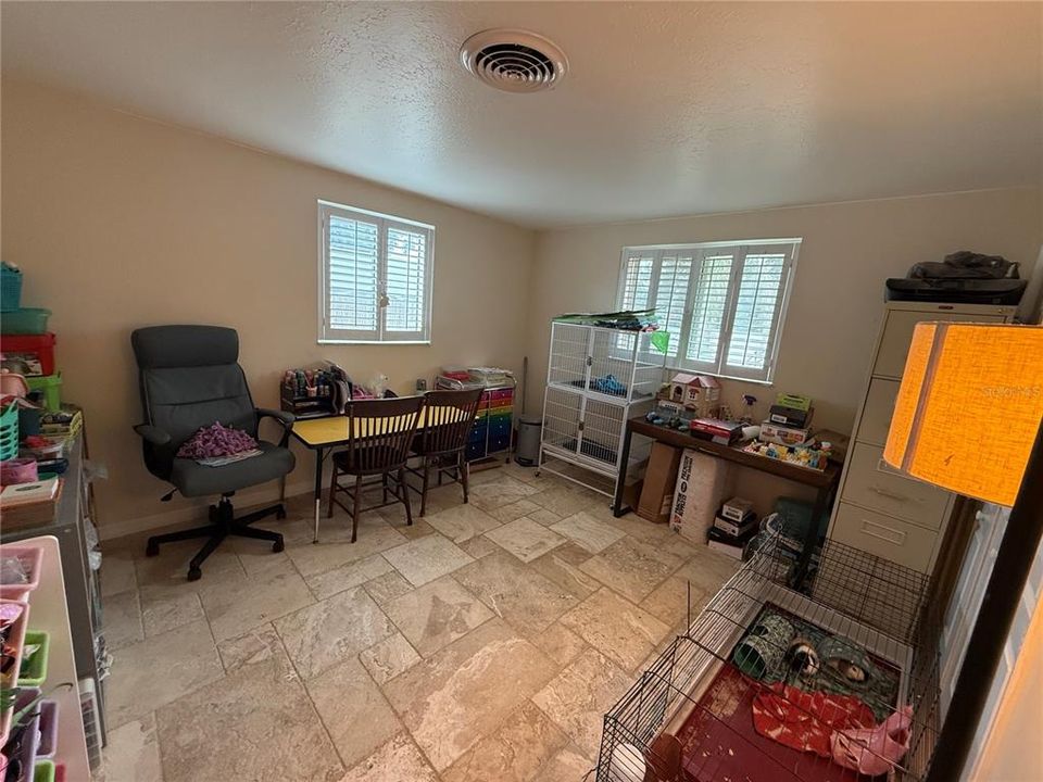 Activo con contrato: $225,000 (3 camas, 2 baños, 1077 Pies cuadrados)