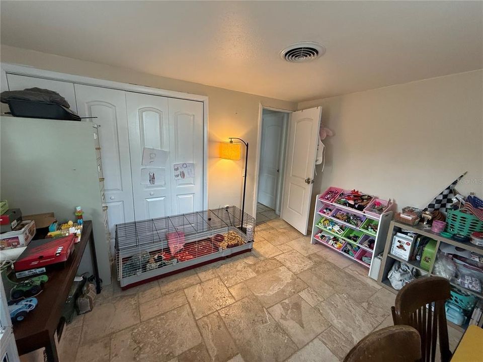 Activo con contrato: $225,000 (3 camas, 2 baños, 1077 Pies cuadrados)