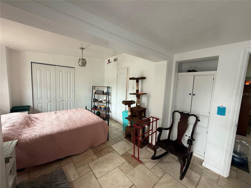 Activo con contrato: $225,000 (3 camas, 2 baños, 1077 Pies cuadrados)
