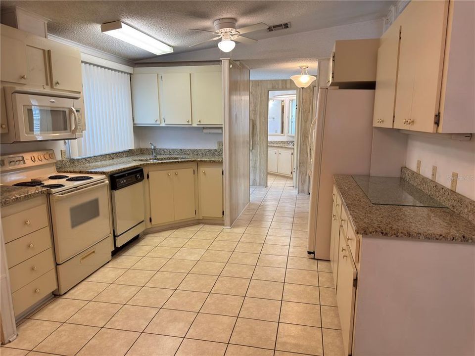 For Sale: $165,000 (2 beds, 2 baths, 1144 Square Feet)