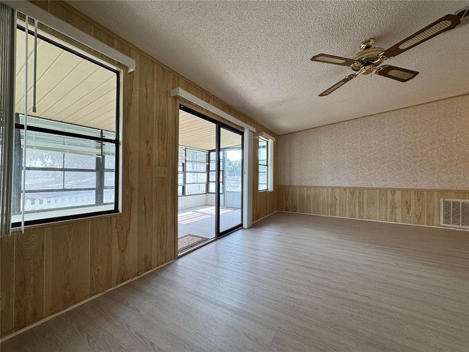 For Sale: $165,000 (2 beds, 2 baths, 1144 Square Feet)