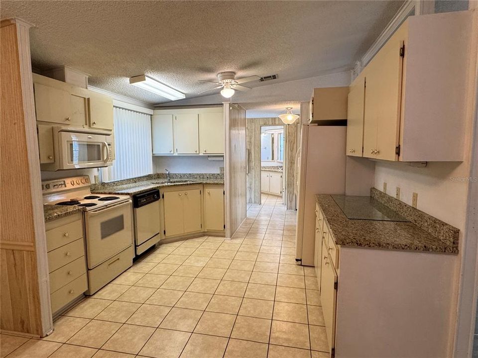 For Sale: $165,000 (2 beds, 2 baths, 1144 Square Feet)