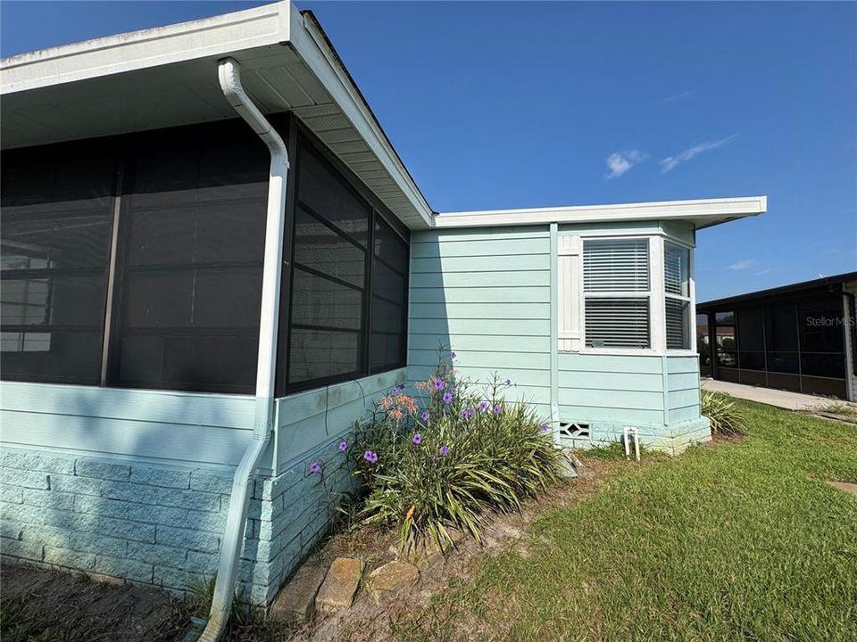 For Sale: $165,000 (2 beds, 2 baths, 1144 Square Feet)