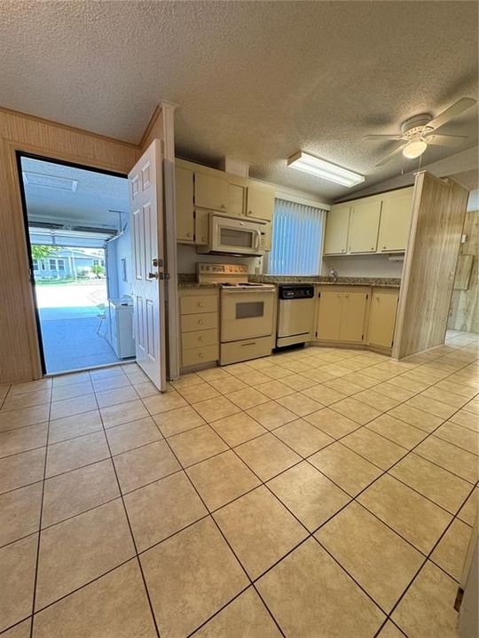 For Sale: $165,000 (2 beds, 2 baths, 1144 Square Feet)