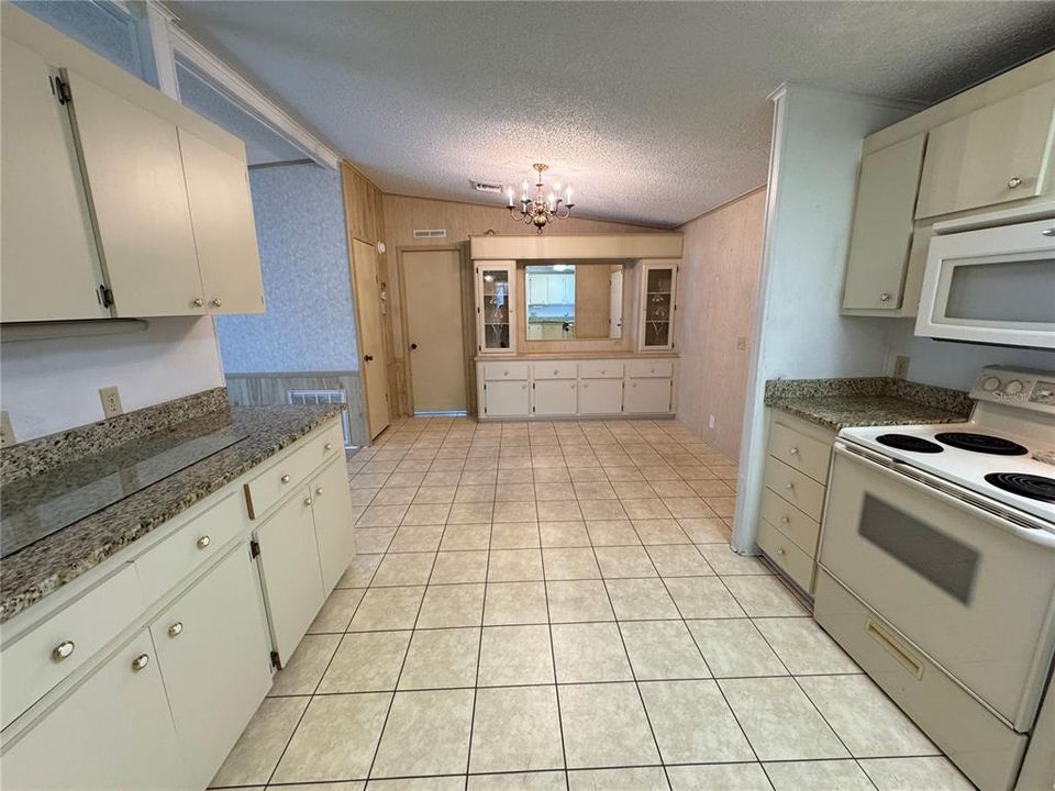 For Sale: $165,000 (2 beds, 2 baths, 1144 Square Feet)