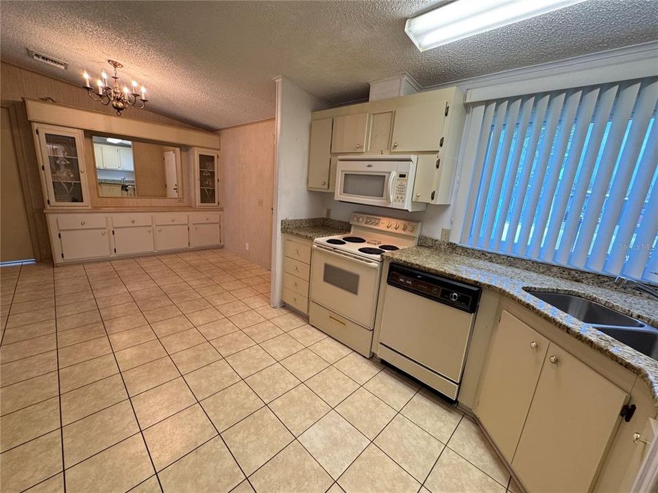 For Sale: $165,000 (2 beds, 2 baths, 1144 Square Feet)