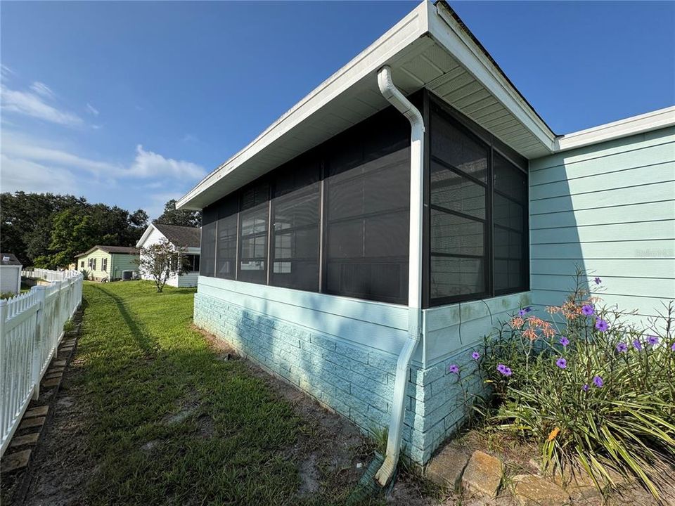 For Sale: $165,000 (2 beds, 2 baths, 1144 Square Feet)