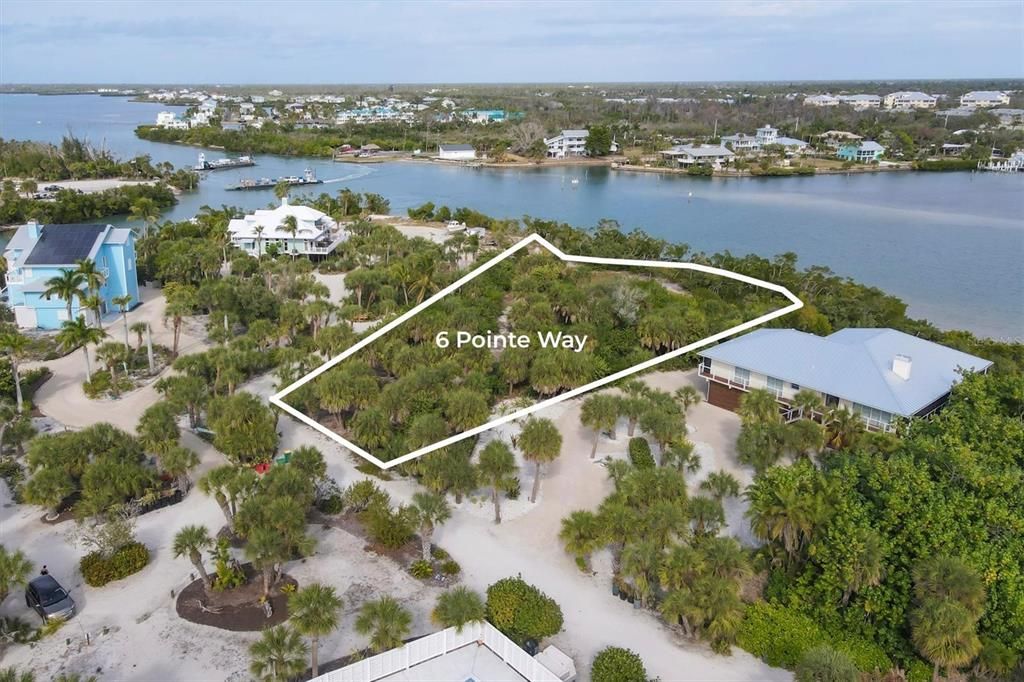 На продажу: $595,000 (1.02 acres)