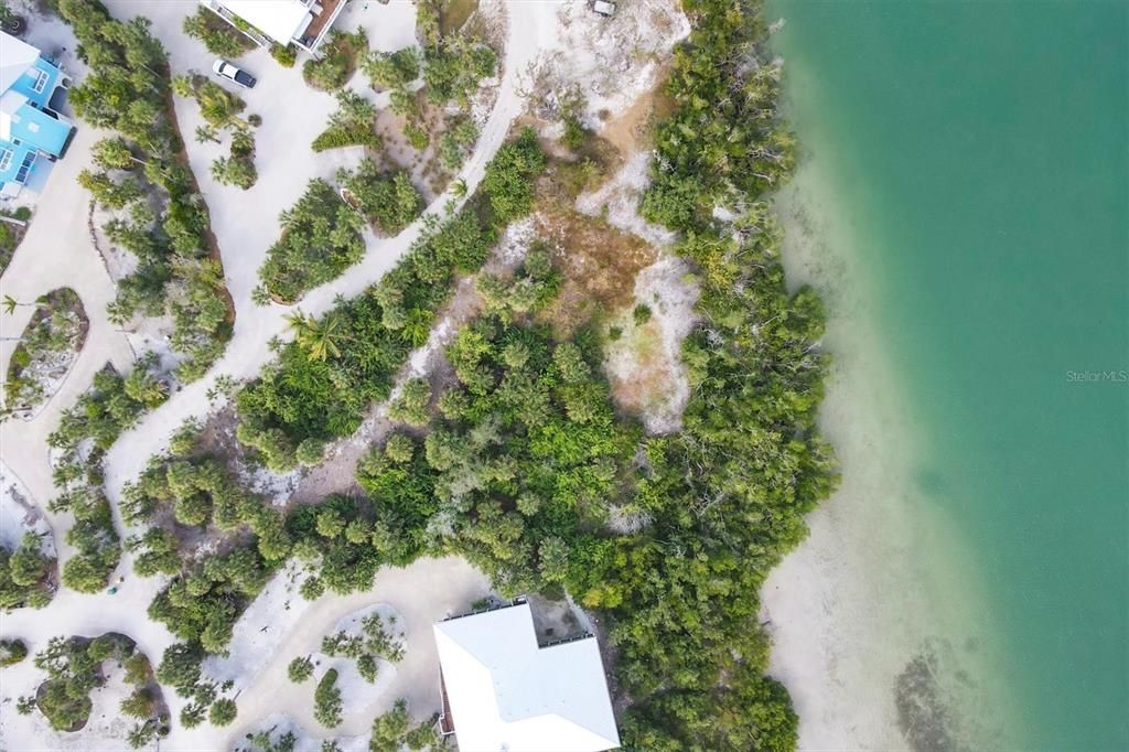 На продажу: $595,000 (1.02 acres)