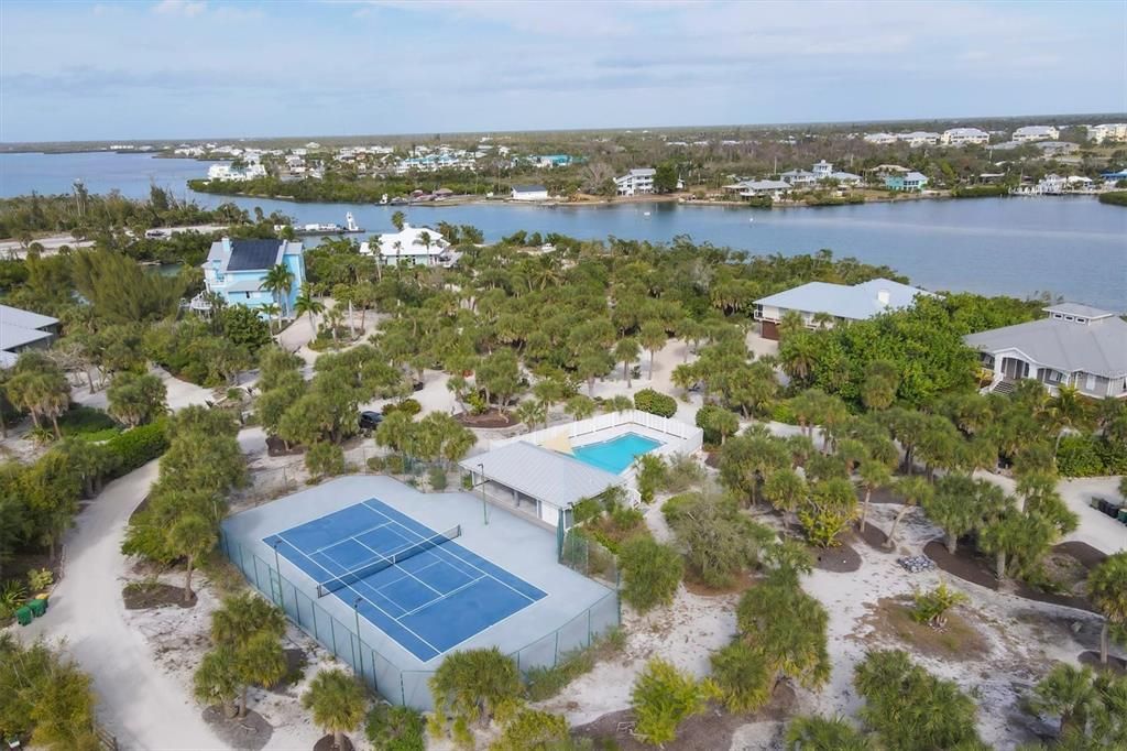 На продажу: $595,000 (1.02 acres)