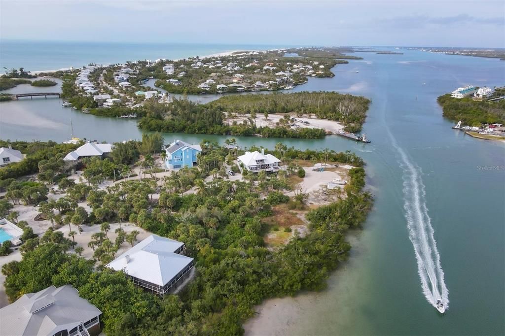 На продажу: $595,000 (1.02 acres)