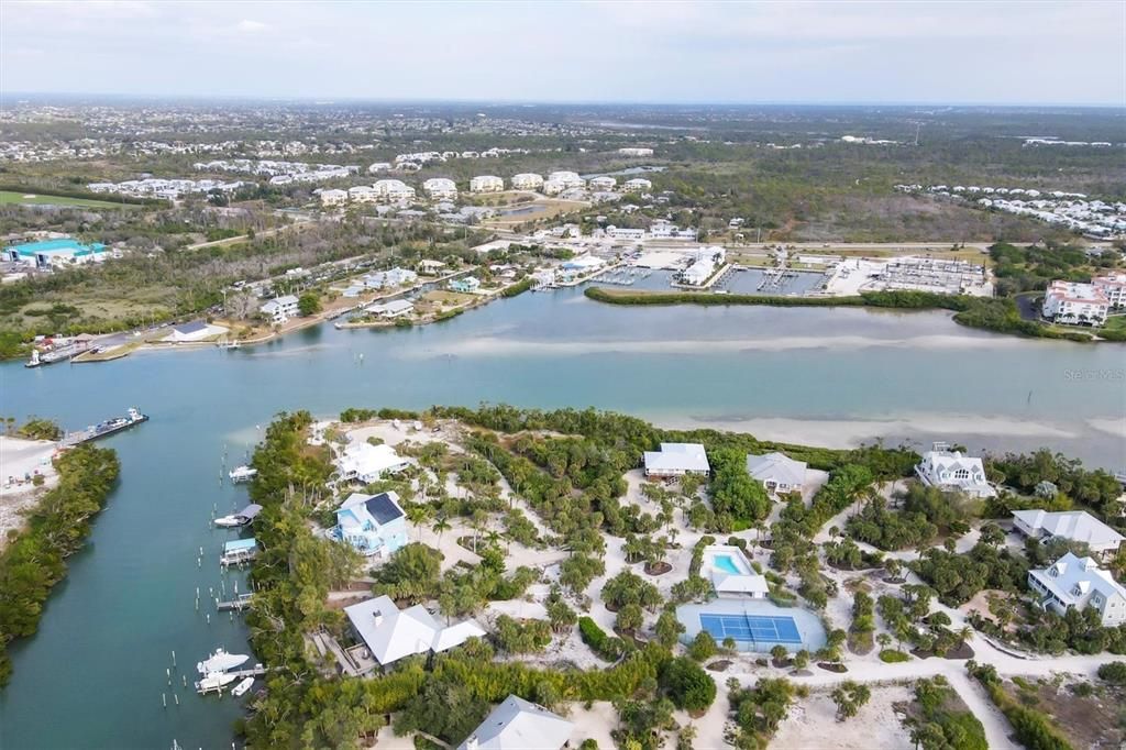 На продажу: $595,000 (1.02 acres)