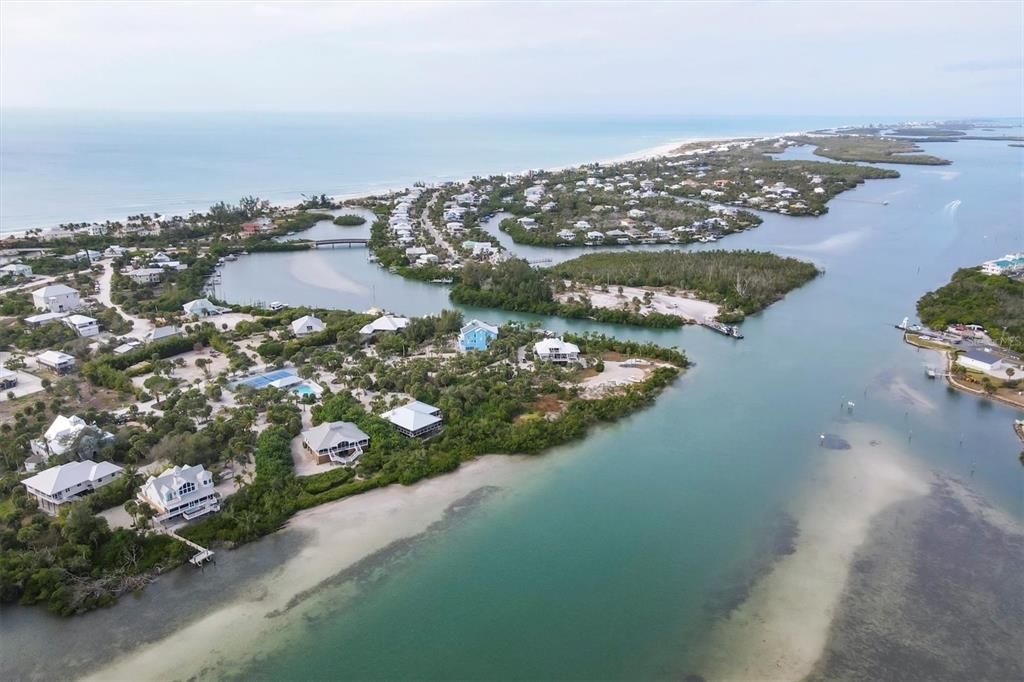 На продажу: $595,000 (1.02 acres)