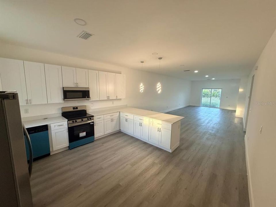 For Rent: $1,800 (3 beds, 2 baths, 1402 Square Feet)