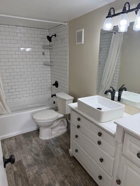 Activo con contrato: $225,000 (2 camas, 2 baños, 1010 Pies cuadrados)