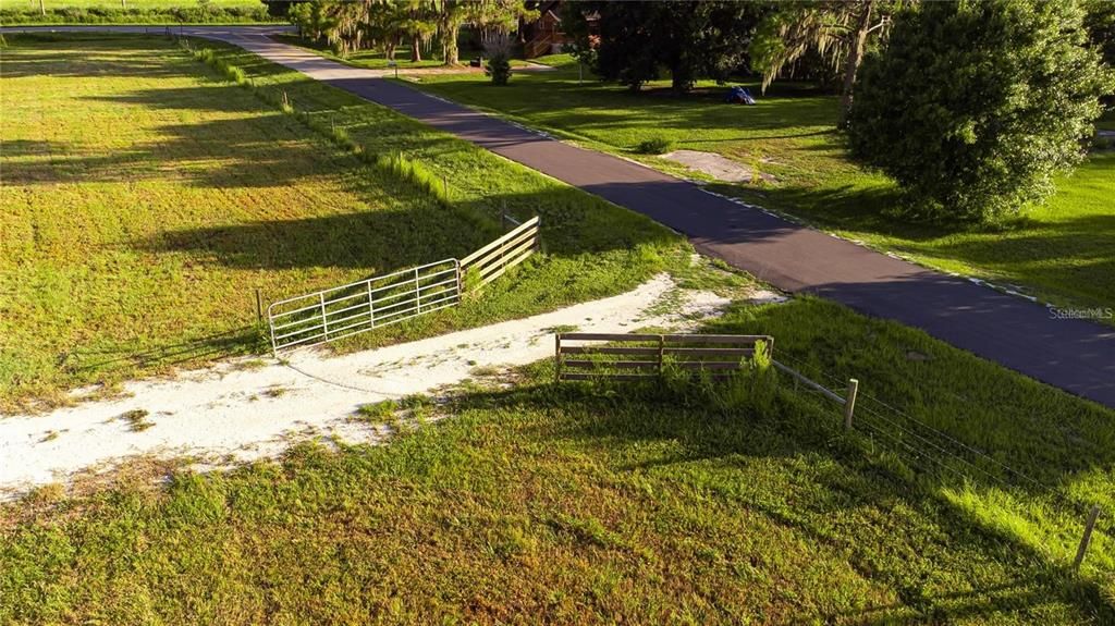 На продажу: $399,000 (5.05 acres)