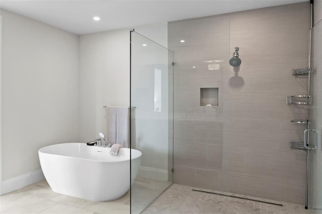Active With Contract: $2,100,000 (4 beds, 3 baths, 2896 Square Feet)