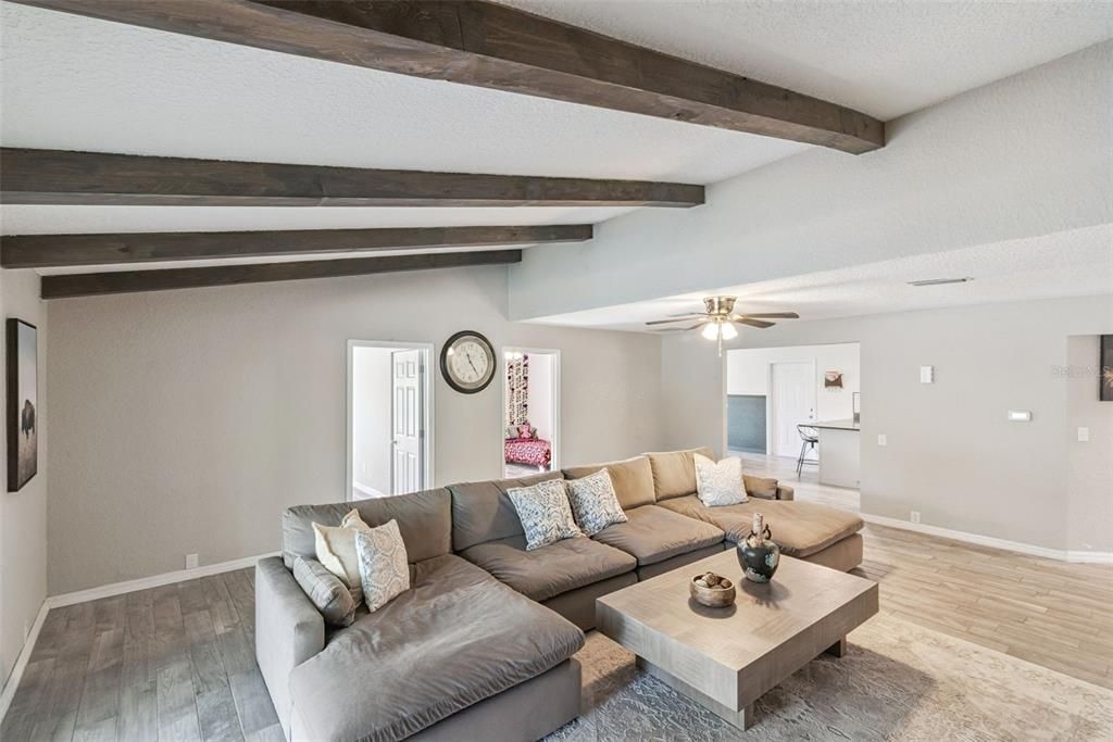 En Venta: $575,000 (4 camas, 2 baños, 2098 Pies cuadrados)