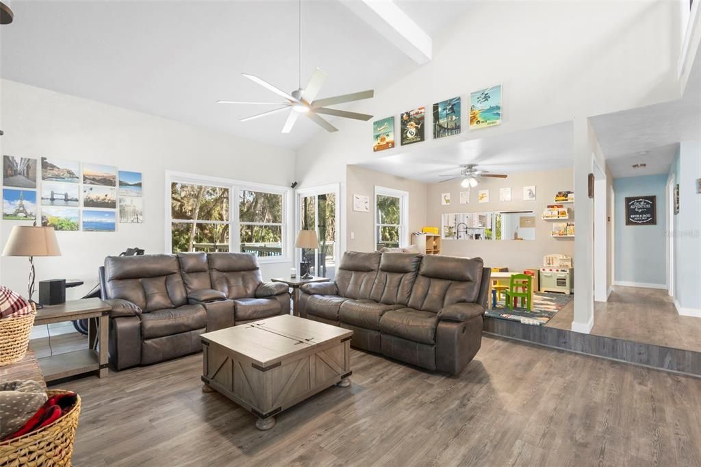 Activo con contrato: $575,000 (3 camas, 3 baños, 1964 Pies cuadrados)