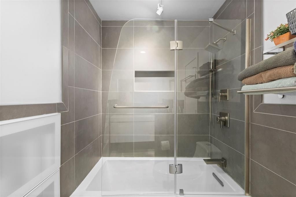 Activo con contrato: $575,000 (3 camas, 3 baños, 1964 Pies cuadrados)