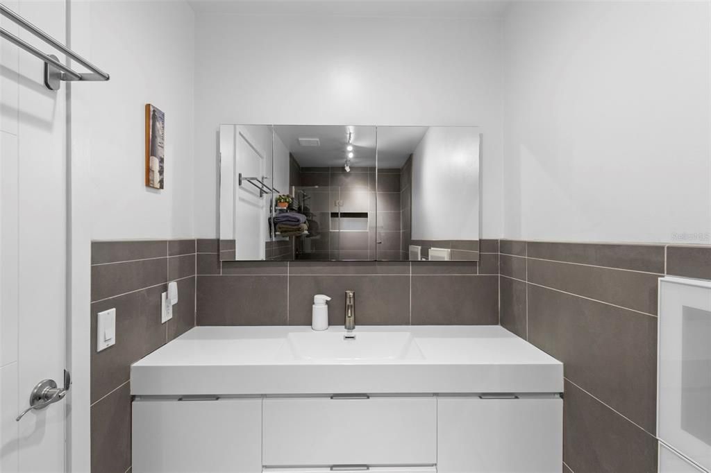 Activo con contrato: $575,000 (3 camas, 3 baños, 1964 Pies cuadrados)
