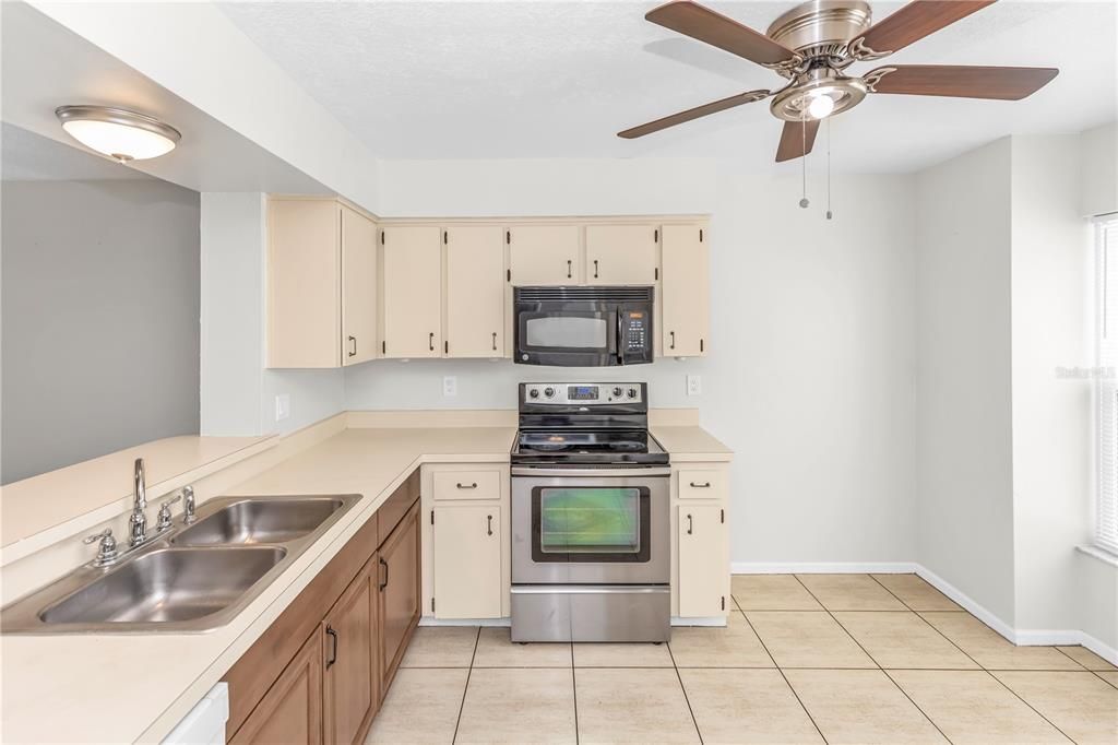 Activo con contrato: $220,000 (3 camas, 2 baños, 1367 Pies cuadrados)