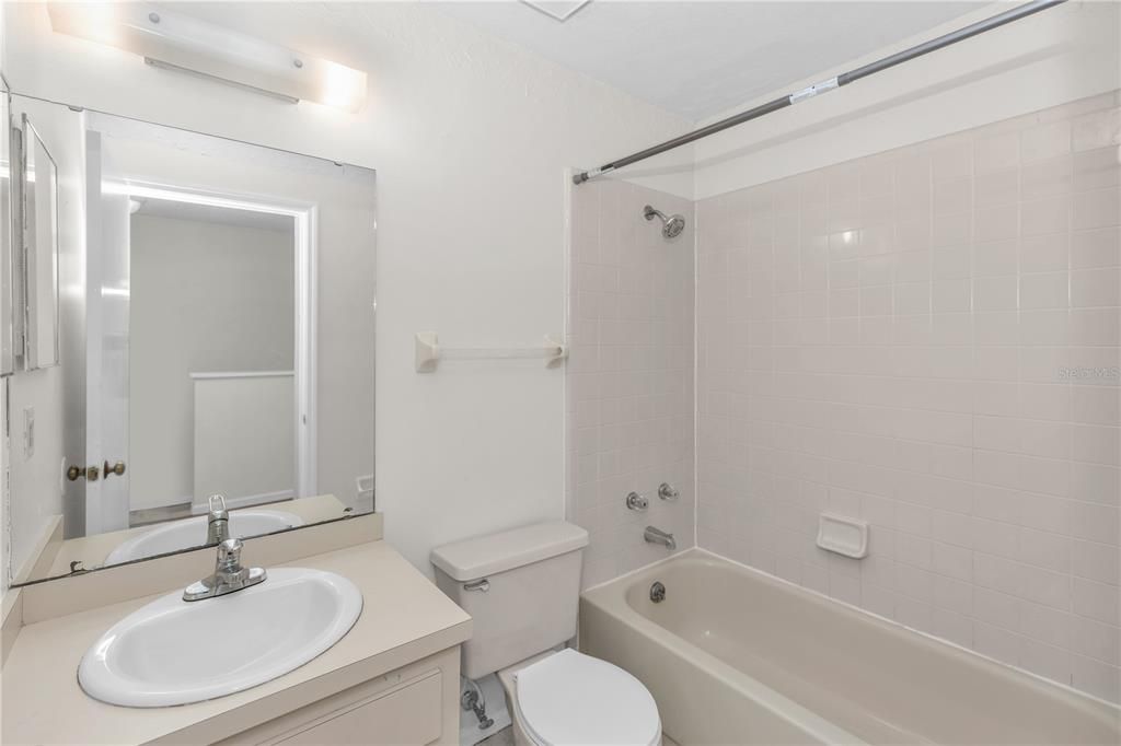 Activo con contrato: $220,000 (3 camas, 2 baños, 1367 Pies cuadrados)