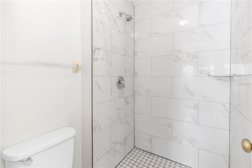 Activo con contrato: $220,000 (3 camas, 2 baños, 1367 Pies cuadrados)