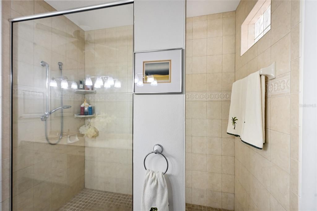 En Venta: $870,000 (3 camas, 3 baños, 2188 Pies cuadrados)