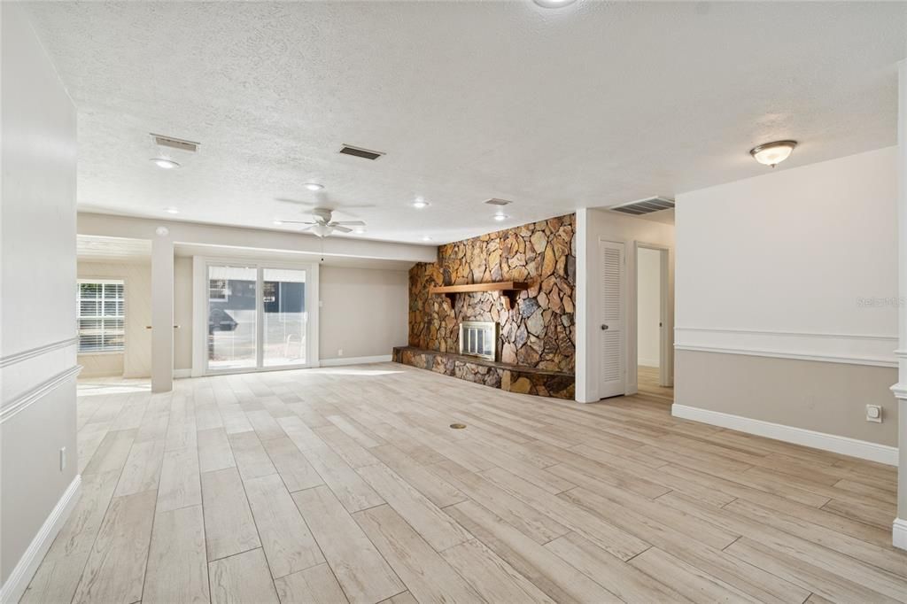 En Venta: $699,900 (4 camas, 3 baños, 2116 Pies cuadrados)
