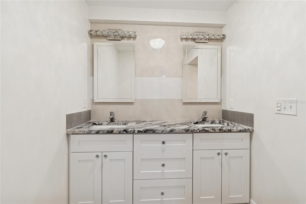 En Venta: $699,900 (4 camas, 3 baños, 2116 Pies cuadrados)
