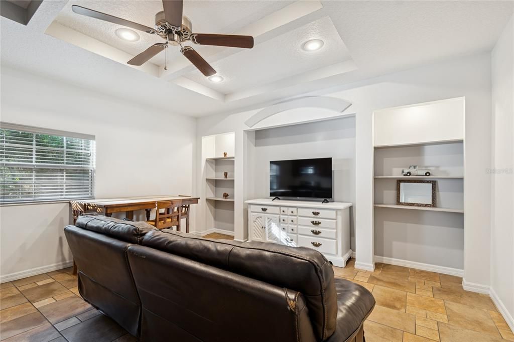 En Venta: $699,900 (4 camas, 3 baños, 2116 Pies cuadrados)