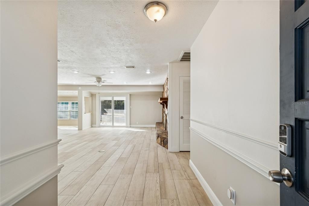 En Venta: $699,900 (4 camas, 3 baños, 2116 Pies cuadrados)